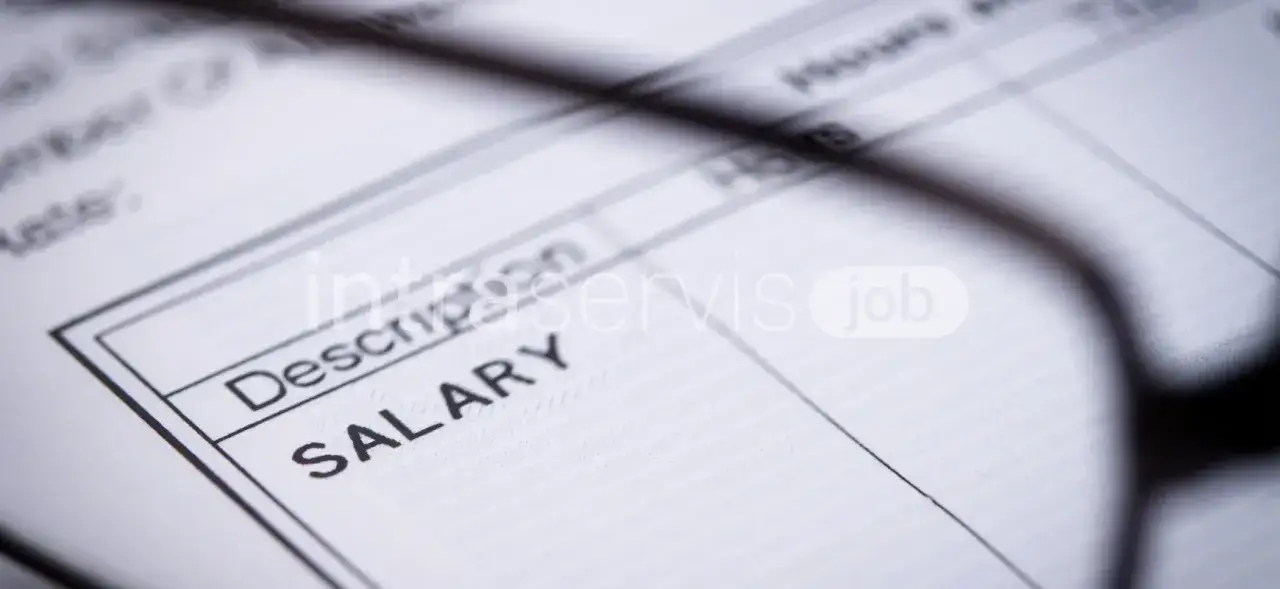 Zarobki pracownika biurowego w Polsce: Mediana, widełki i jak je zwiększyć.