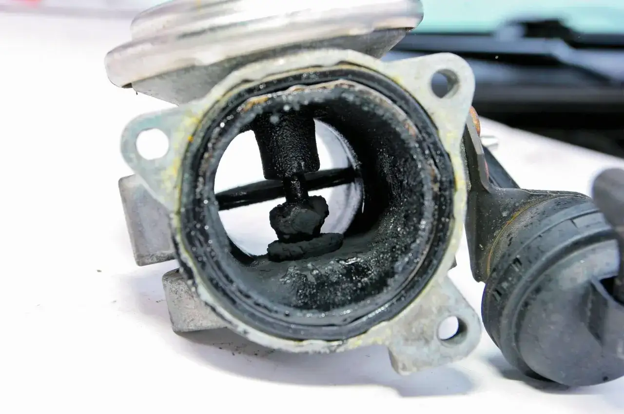 Czyszczenie EGR - Objawy, metody, koszty. Zrób to sam?