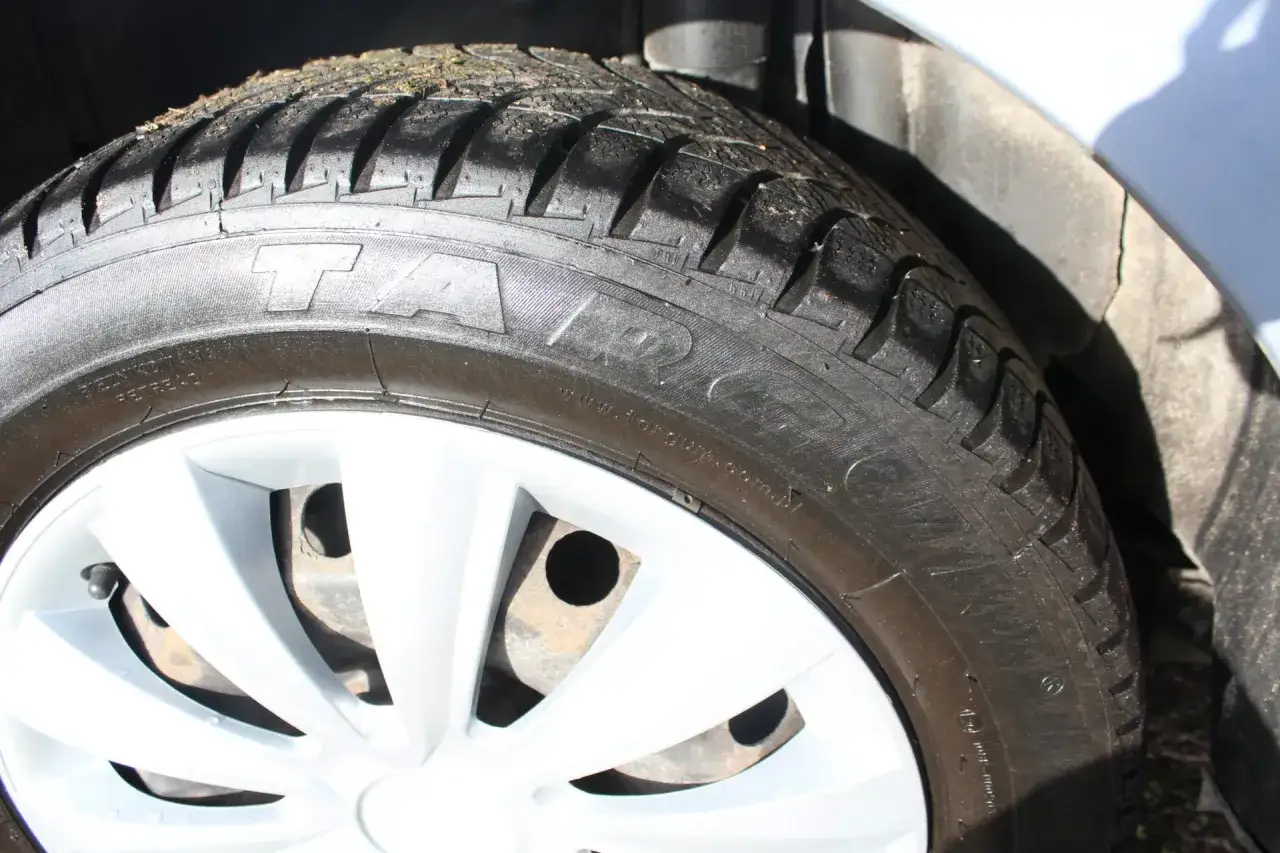 Opony bieżnikowane: Bezpieczne? Homologacja, wady i zalety