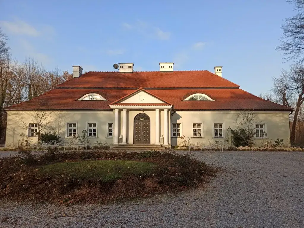 Dworek w Bistuszowej: Twoje wymarzone wesele? Poznaj jego historię!