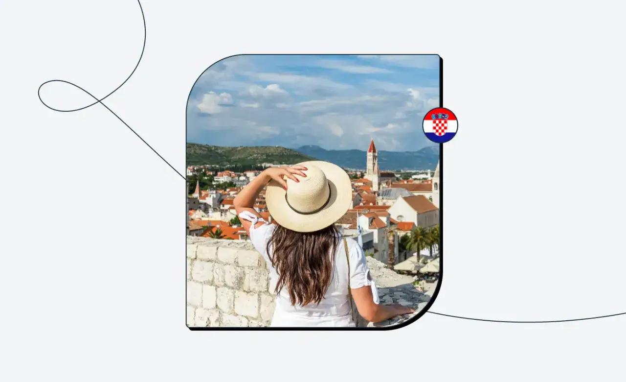 Kobieta w kapeluszu patrzy na chorwackie miasto z muru. Flaga Chorwacji.