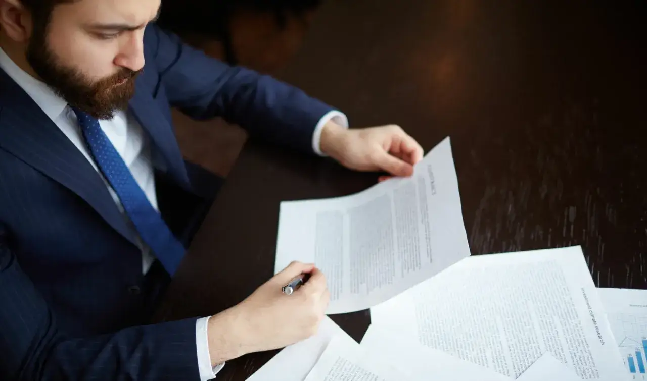 Kiedy komornik dowie się o umowie zlecenie i jak się przed tym bronić