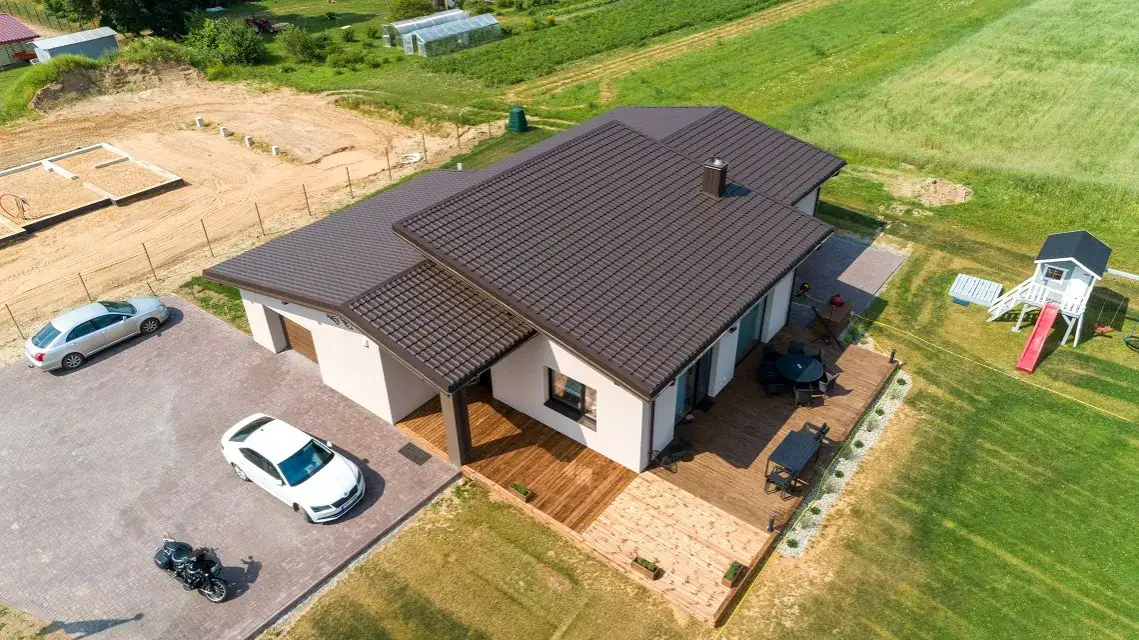 Przedłużenie dachu: pozwolenie czy zgłoszenie? Sprawdź, co wybrać