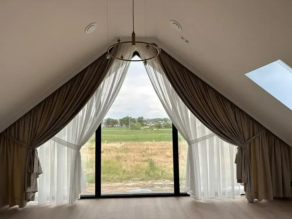 Jakie firanki do okna trójkątnego? 5 najlepszych rozwiązań