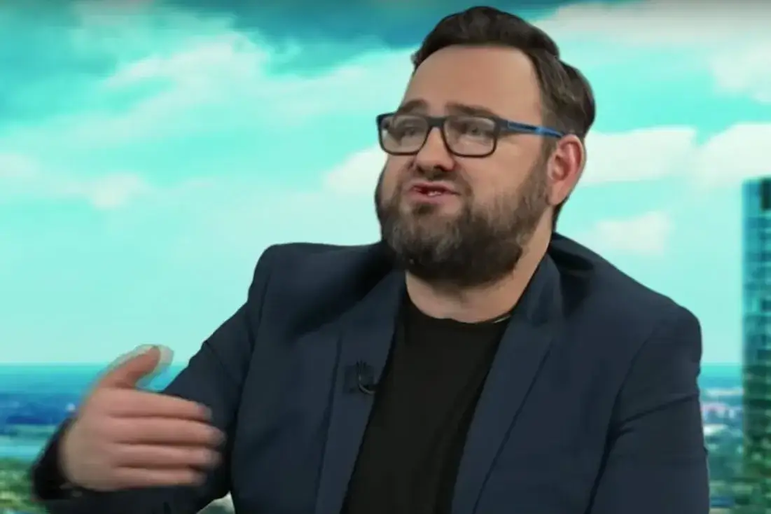 Jak wygląda Wojciech Biedroń? Oto jego niepowtarzalny styl i wygląd