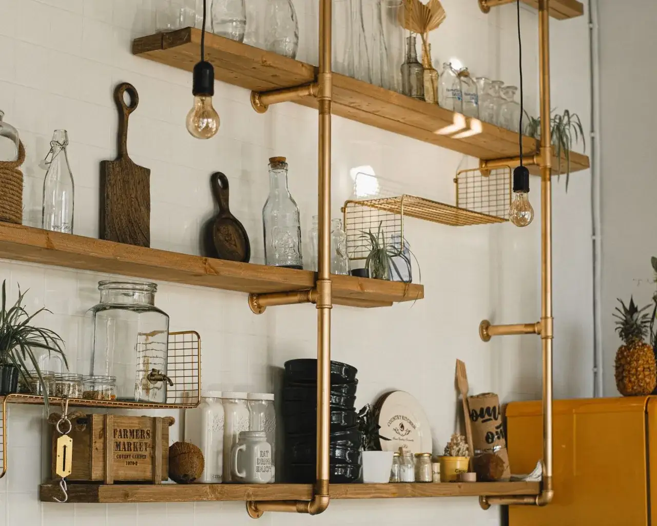 Tanie i proste DIY: Jak zrobić stylową półkę na przyprawy w domu