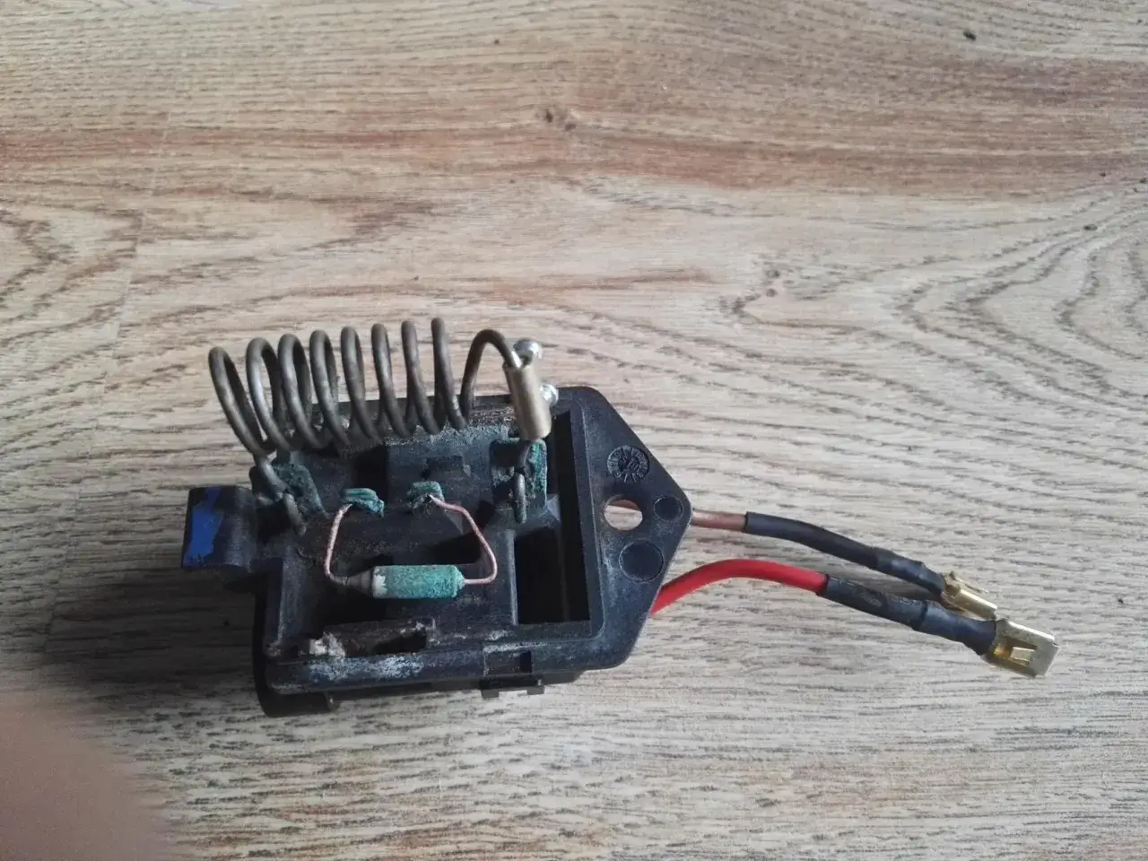 Jak sprawdzić rezystor wentylatora chłodnicy i uniknąć kosztownych napraw