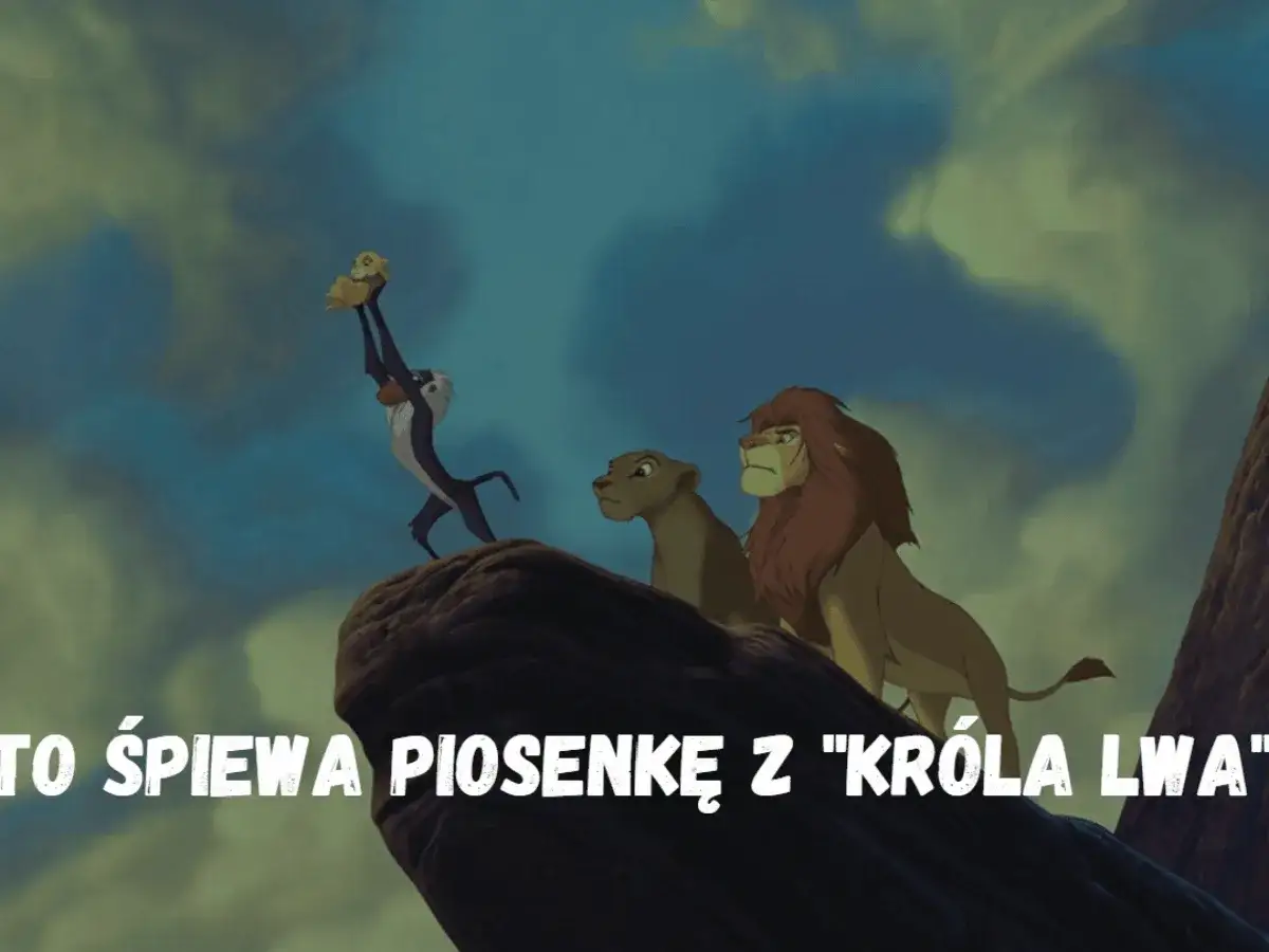 Rafiki prezentuje Simbę, a Mufasa i Sarabi patrzą. Kto śpiewa po polsku w "Królu Lwie"?