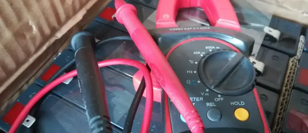 Jak sprawdzić akumulator prostownikiem i uniknąć uszkodzeń