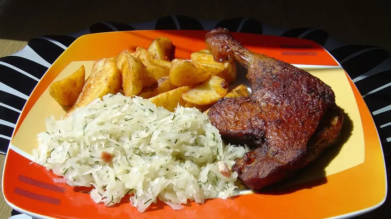 Soczyste udka z kurczaka: przepis eksperta na chrupiącą skórkę.