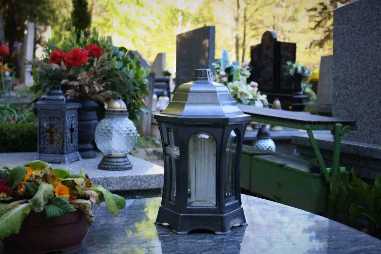 Tajemnica 6 tygodni: Kwiaty na grobie a wędrówka duszy