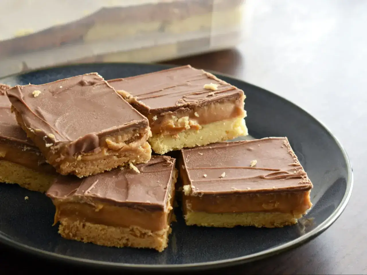 Pyszne batoniki z kruchego ciasta, karmelu i czekolady. Idealne na deser, gdy szukasz prostego przepisu na kruche ciasto.