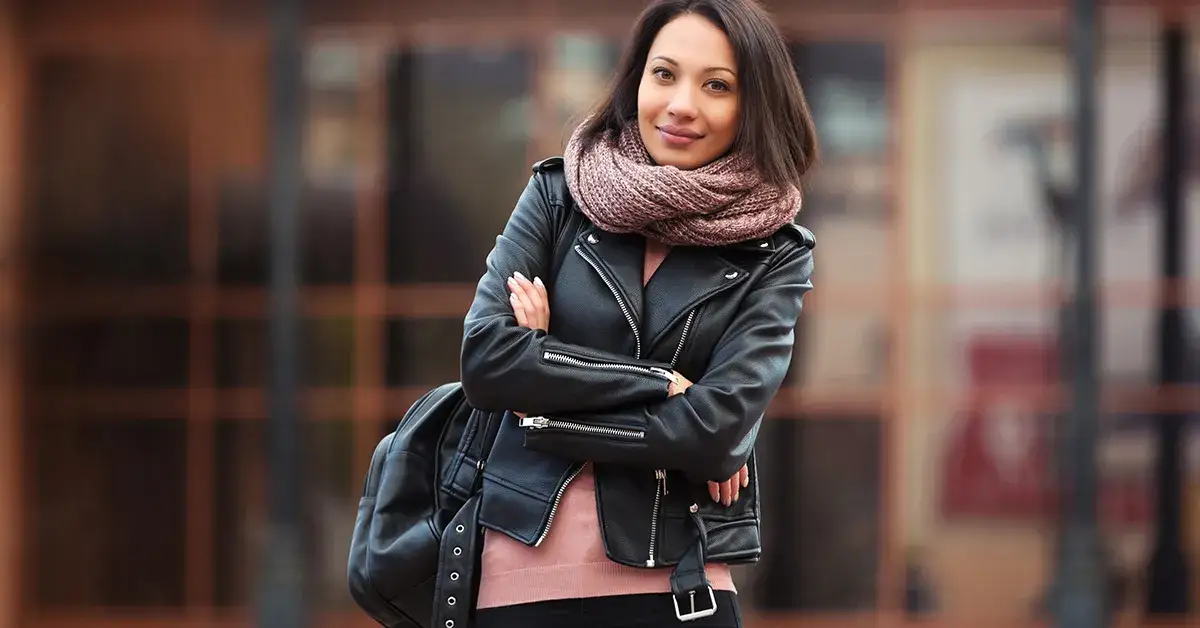 Jak nosić komin damski? Odkryj stylowe sposoby na jego noszenie