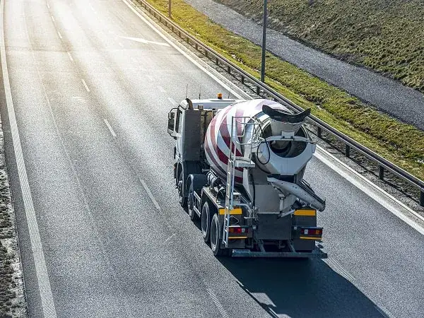 Kierowca betoniarki: Prawo jazdy, operator, zarobki. Pełny poradnik
