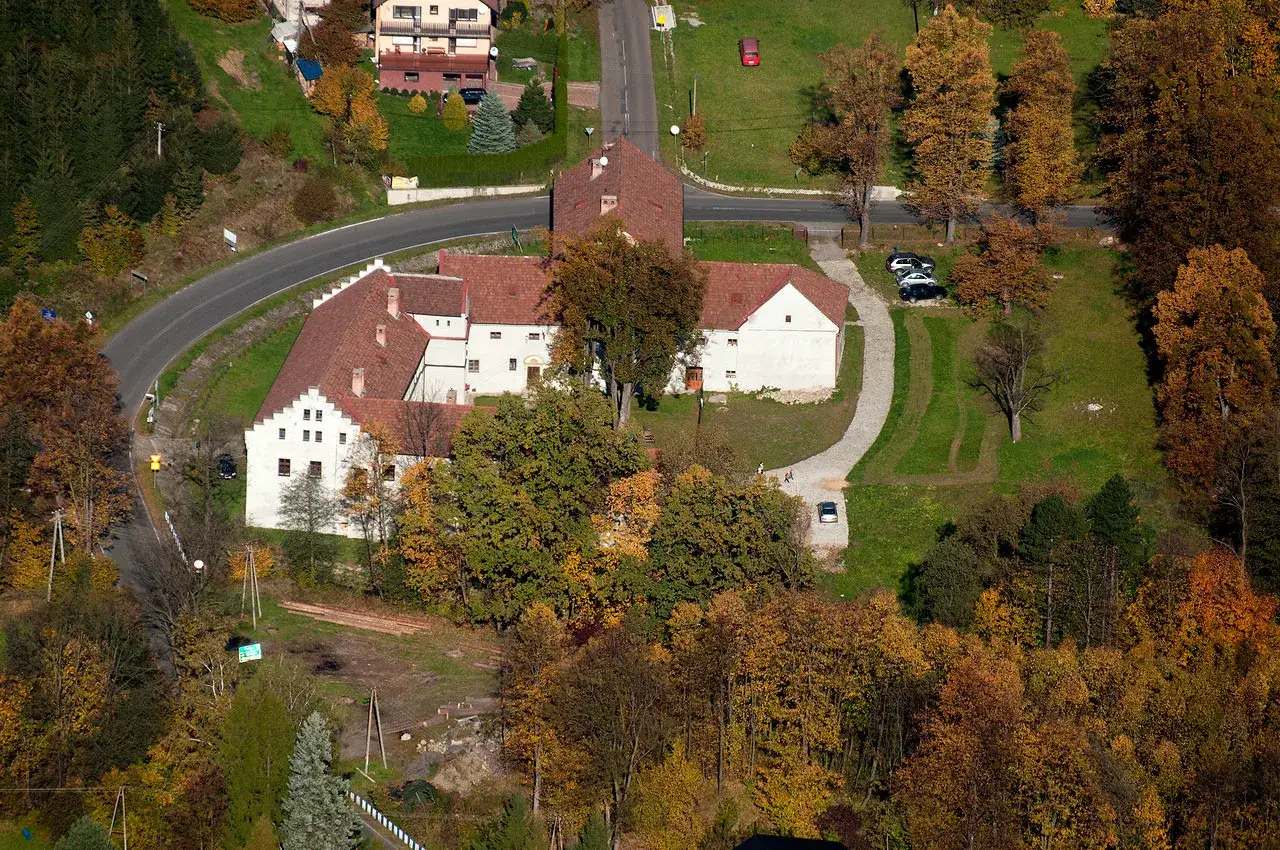 Zamek w Dzięgielowie: Czy rycerska warownia to hotel marzeń?