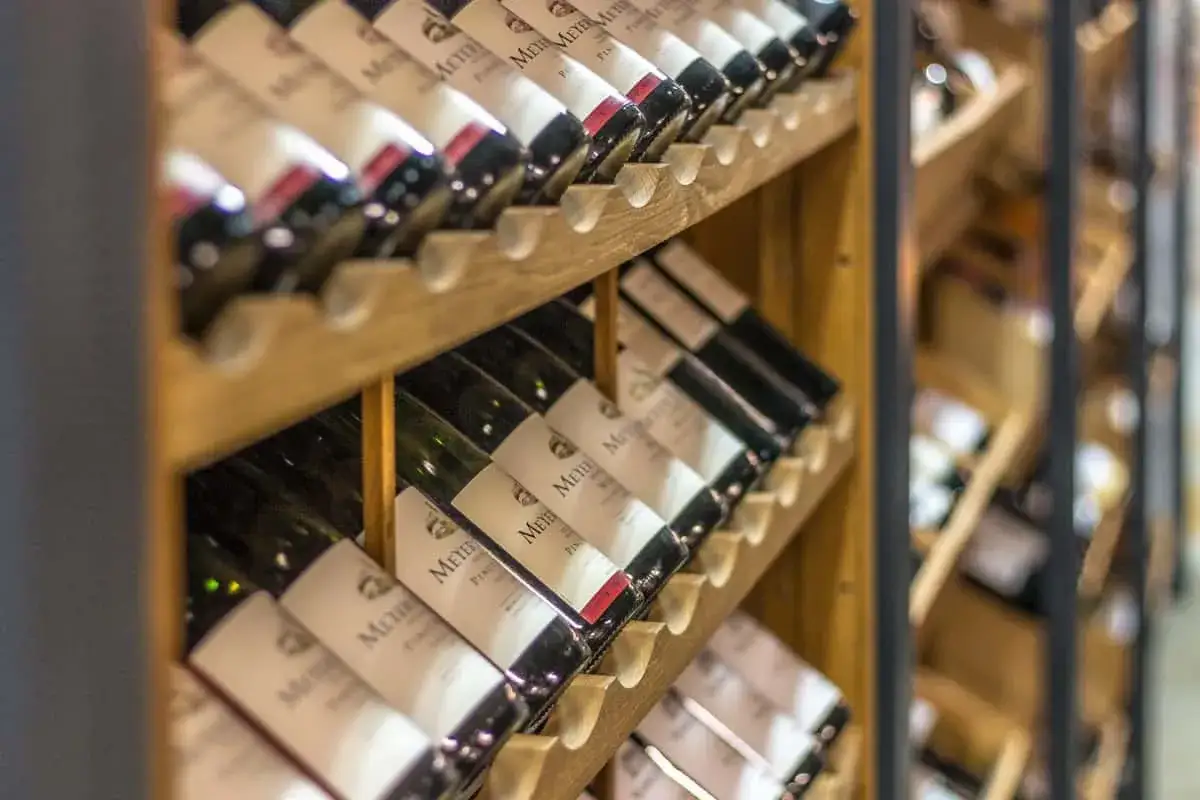 Butelka wina to dużo? Kalorie, zdrowie, uzależnienie poznaj fakty