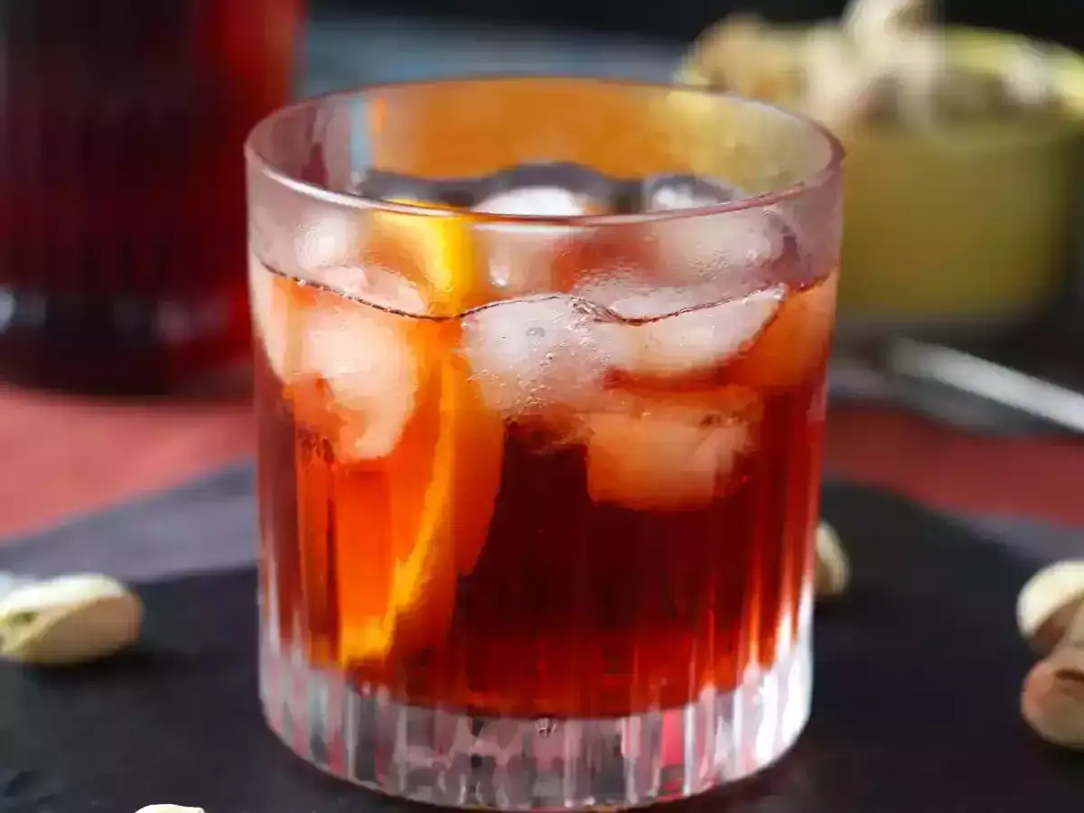Drinki z wermutem: Jak zrobić Negroni i Martini w domu?
