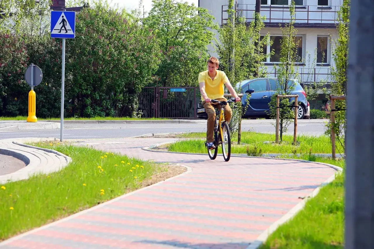 Czy można jeździć rowerem po chodniku? Przepisy i mandaty