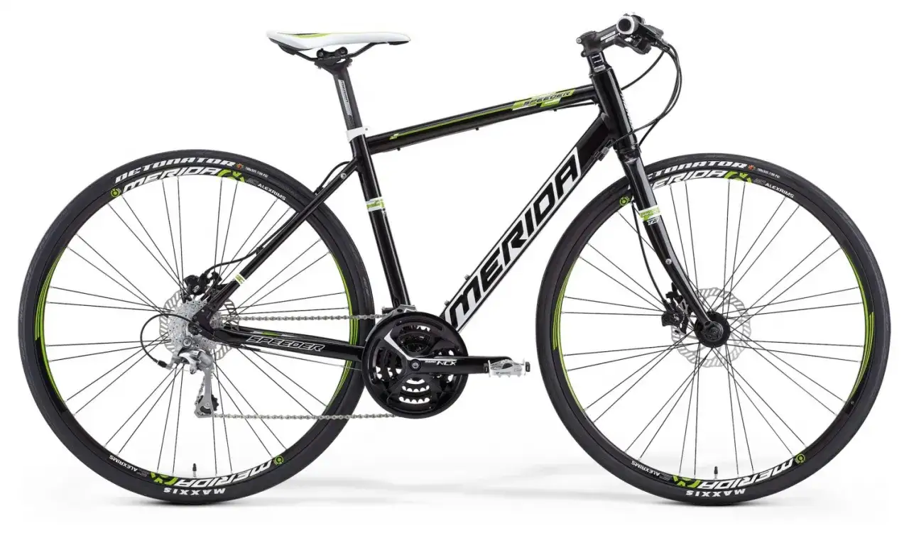 Czarny rower Merida Speeder z zielonymi akcentami. Merida to znana firma produkująca rowery.