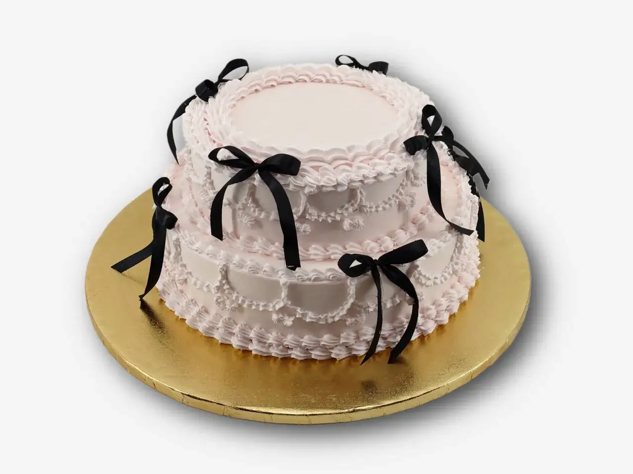 Dwupiętrowy tort w kolorze pudrowego różu, ozdobiony czarnymi wstążkami. Idealny na osiemnastkę, zastanawiasz się, ile kosztuje catering na 18?