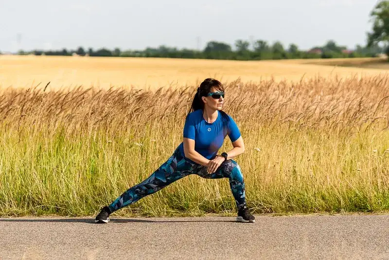 Rozciąganie przed czy po treningu – co jest lepsze dla mięśni?