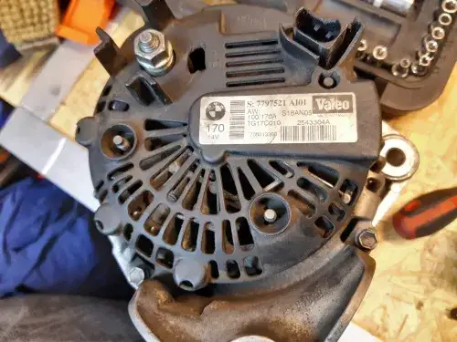 BMW E60: Alternator objawy awarii, diagnoza i naprawa. Ekspert radzi!