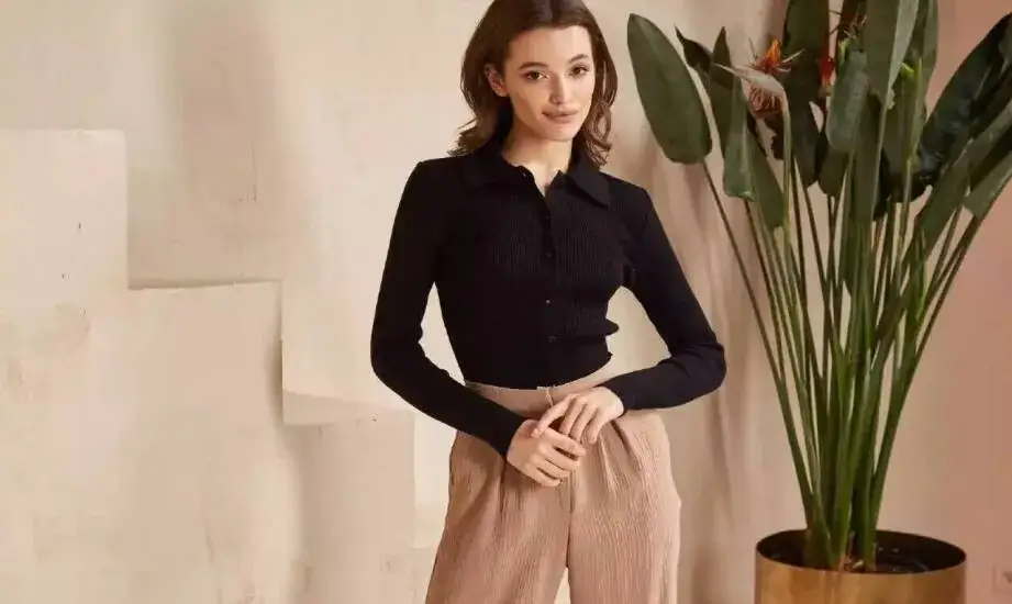 Jakie spodnie do czarnej bluzki? Przewodnik po modnych stylizacjach.