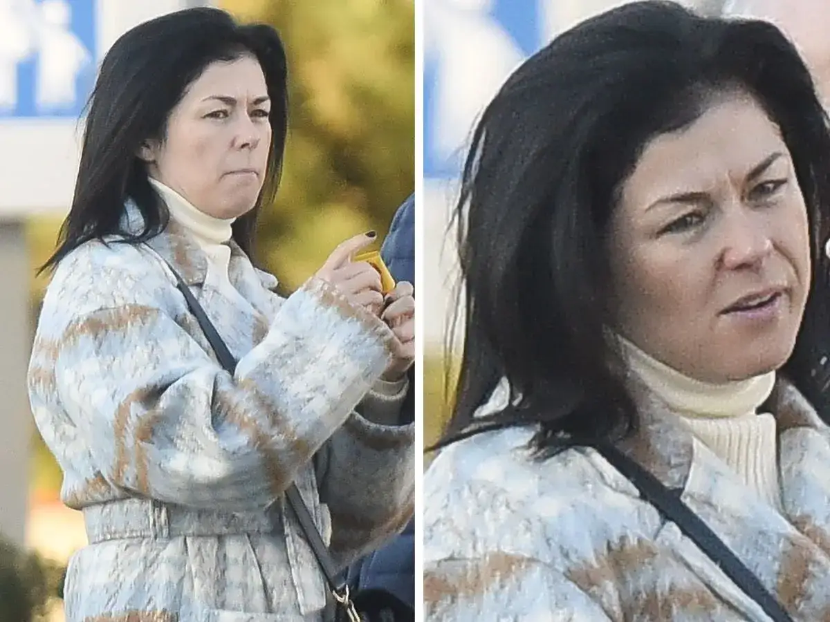 Katarzyna Cichopek bez makijażu, w płaszczu w kratę, trzyma żółty przedmiot.