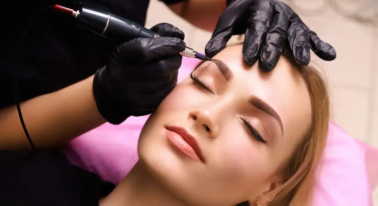 Makijaż permanentny brwi ile kosztuje? Poznaj ceny i czynniki wpływające na koszt