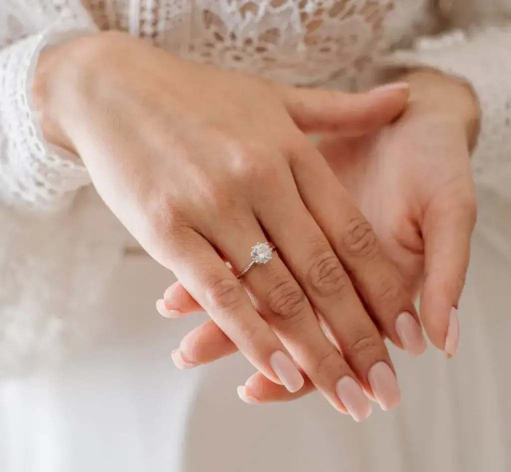 Na którym palcu pierścionek zaręczynowy w dniu ślubu? Oto prawda