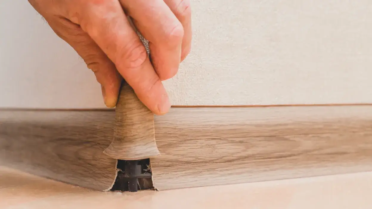 Czym przykleić listwy drewniane do ściany, aby uniknąć problemów?