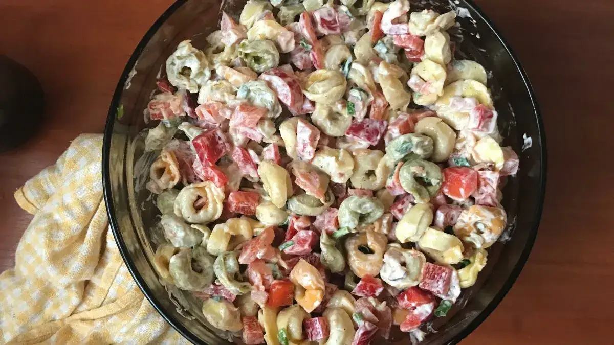 Sałatka z tortellini: Przepis na hit! Jak uniknąć błędów?
