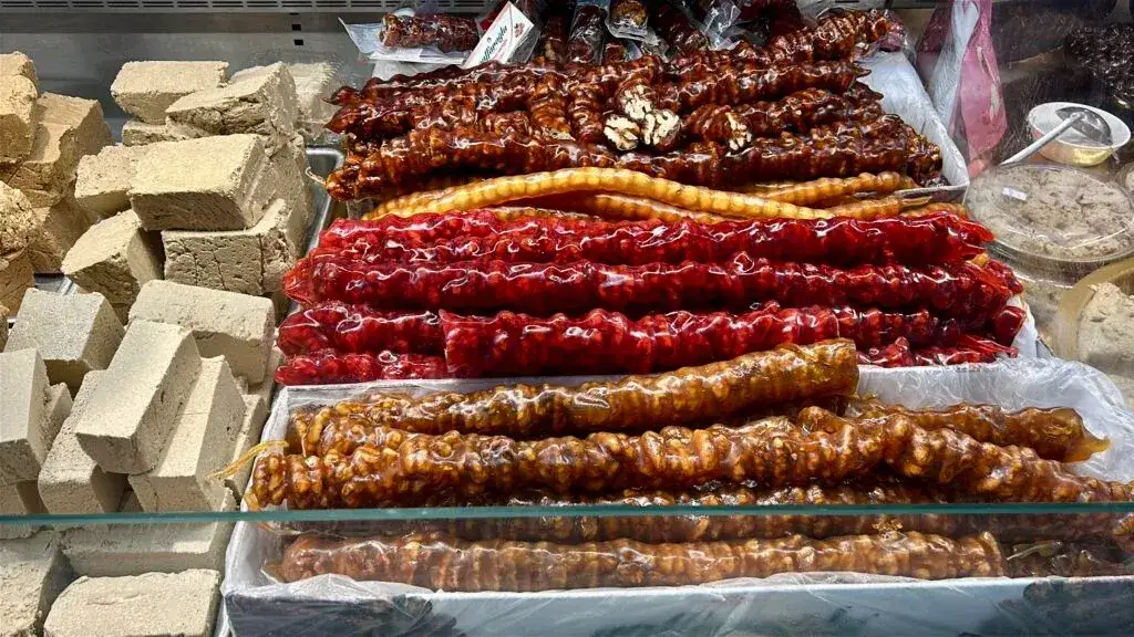 Najlepsze zakupy na Łotwie: lokalne produkty i pamiątki warte uwagi