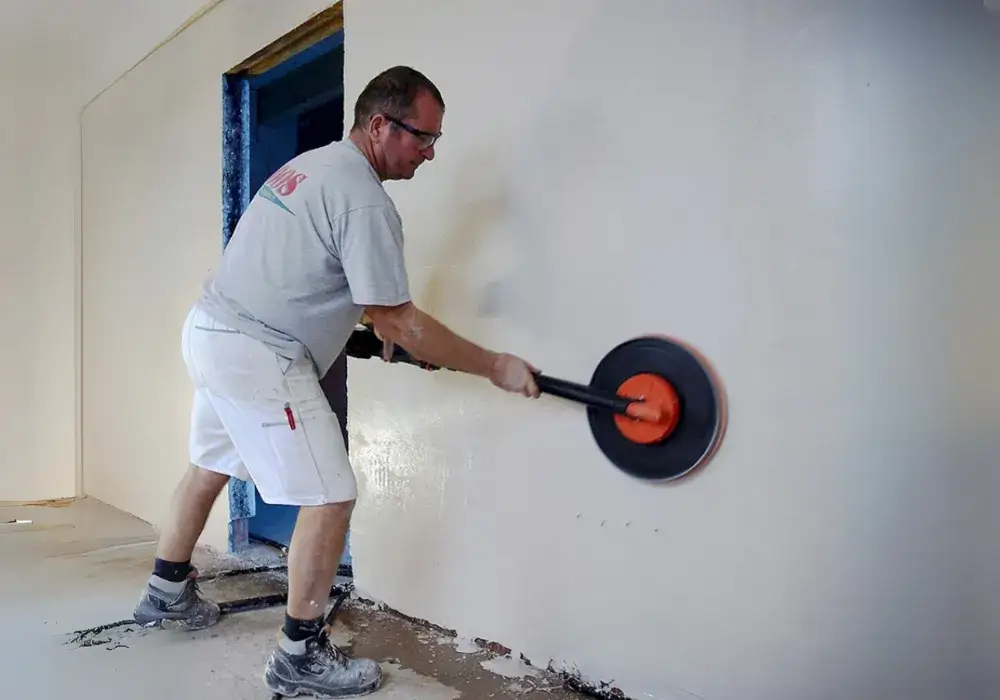 Czym zacierać tynk, aby uzyskać idealnie gładką powierzchnię?