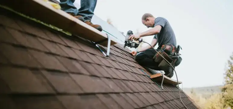 Kim zajmuje się dekarz? Poznaj kluczowe obowiązki i umiejętności