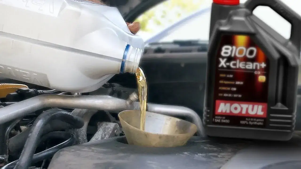 Motul czy Valvoline 5W30 - który olej zapewnia lepszą ochronę silnika?