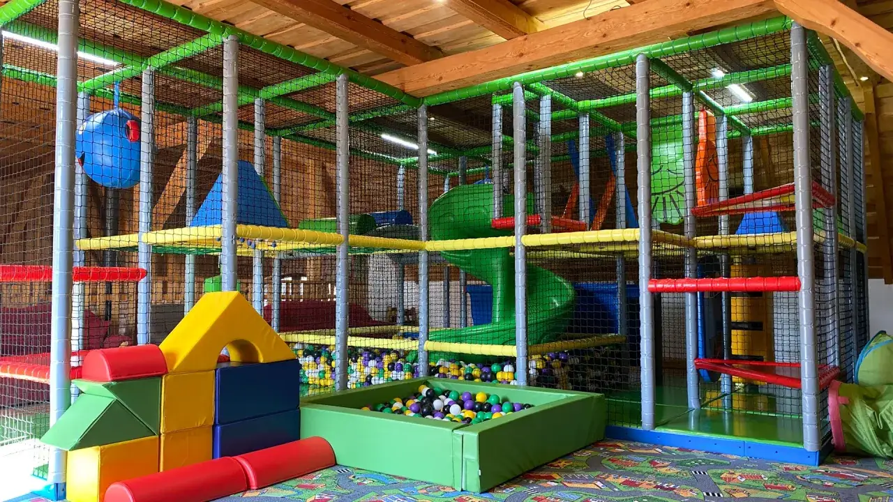 Małpi gaj dla dziecka - bezpieczne place zabaw wspierające rozwój