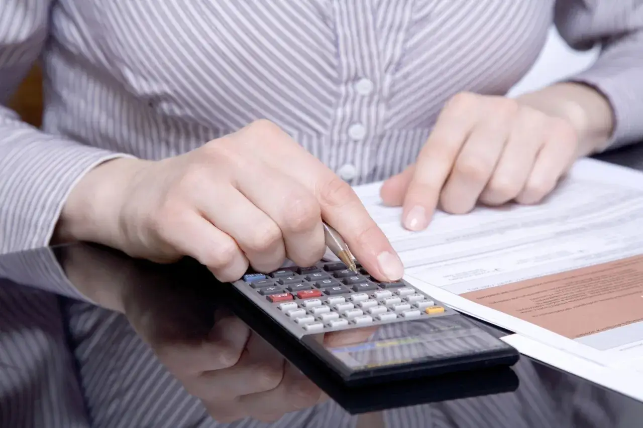 Alimenty a zasiłek rodzinny: Czy wlicza się do dochodu? Ekspert radzi