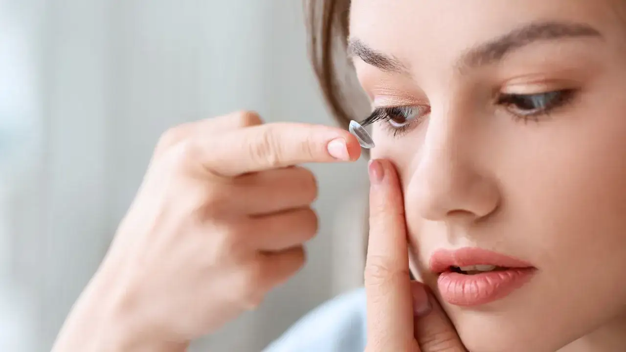 Jak założyć soczewki kontaktowe bez problemów i z zachowaniem higieny