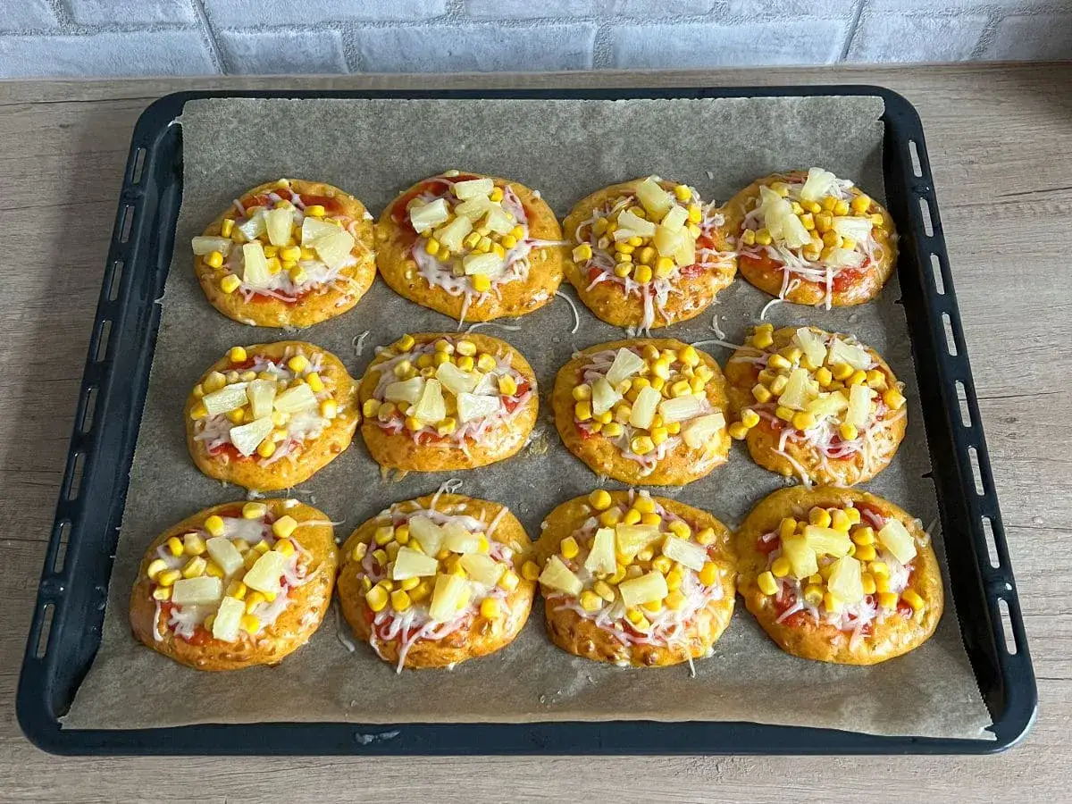 Gotowe do pieczenia pizzerinki z ananasem i kukurydzą. Idealny przepis na szybką przekąskę!
