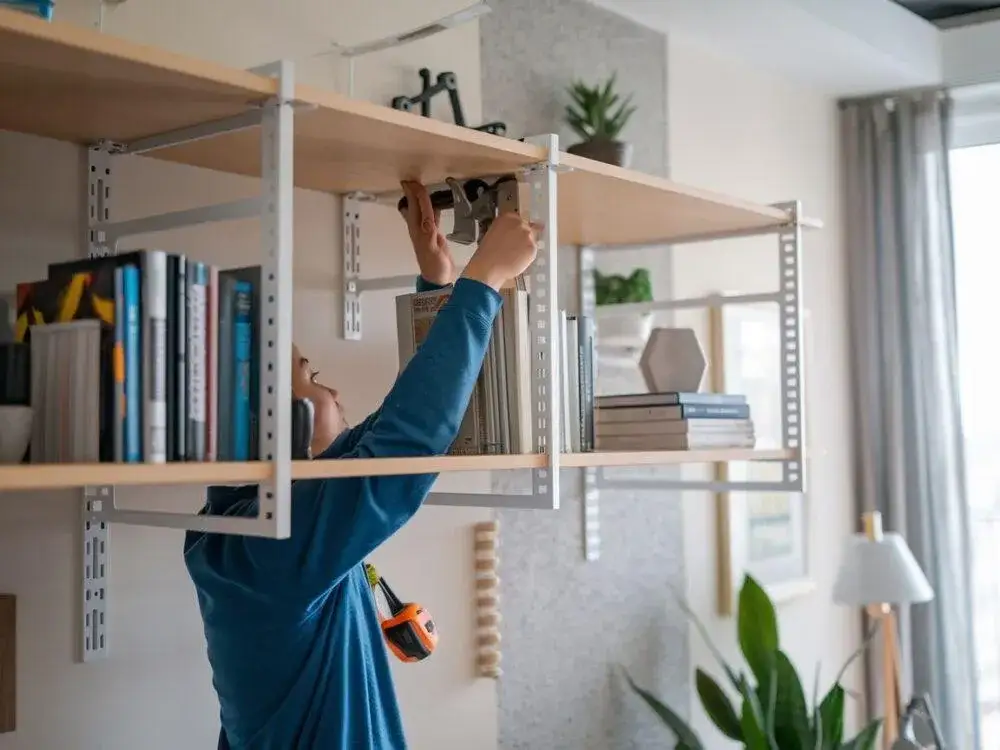 Jak przymocować regał do ściany - uniknij najczęstszych błędów montażu