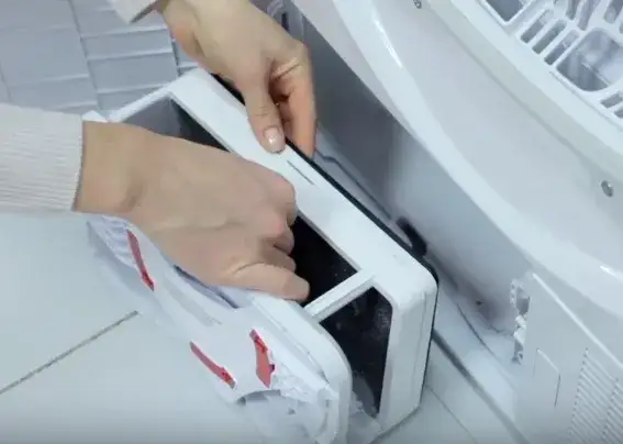 Jak wyczyścić pojemnik na wodę w suszarce, aby uniknąć awarii