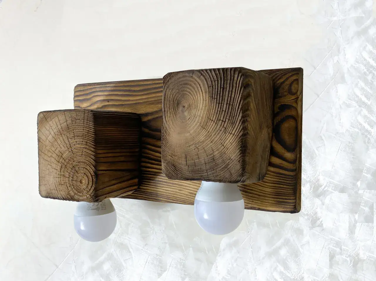 Drewniana lampa ścienna retro z dwoma żarówkami LED, wykonana z palonego drewna, idealna do rustykalnych wnętrz.
