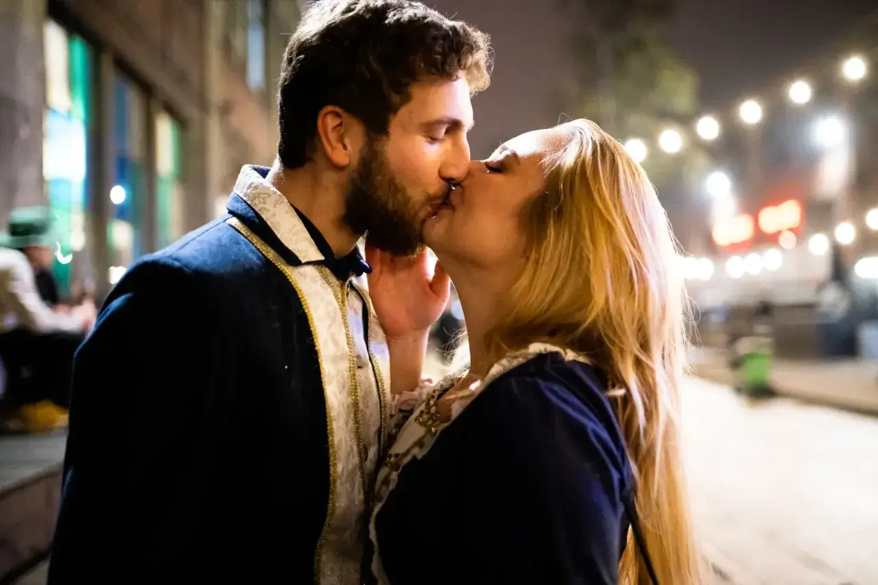 Para całuje się w nocnym świetle, symbolizując nowy związek po rozstaniu.