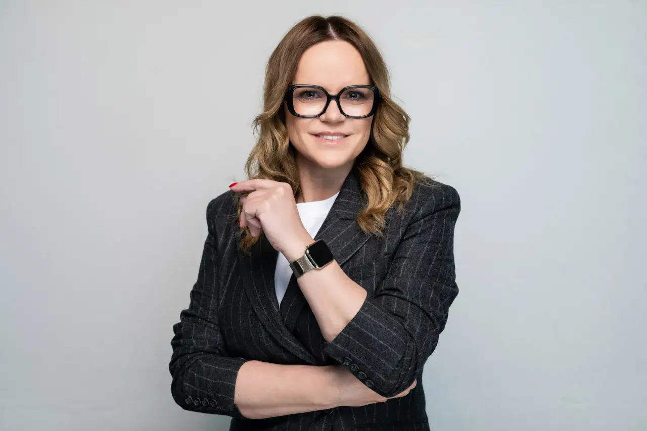 Myślę, że "Dostosowanie wymagań edukacyjnych: poradnik krok po kroku" będzie najlepszym wyborem.