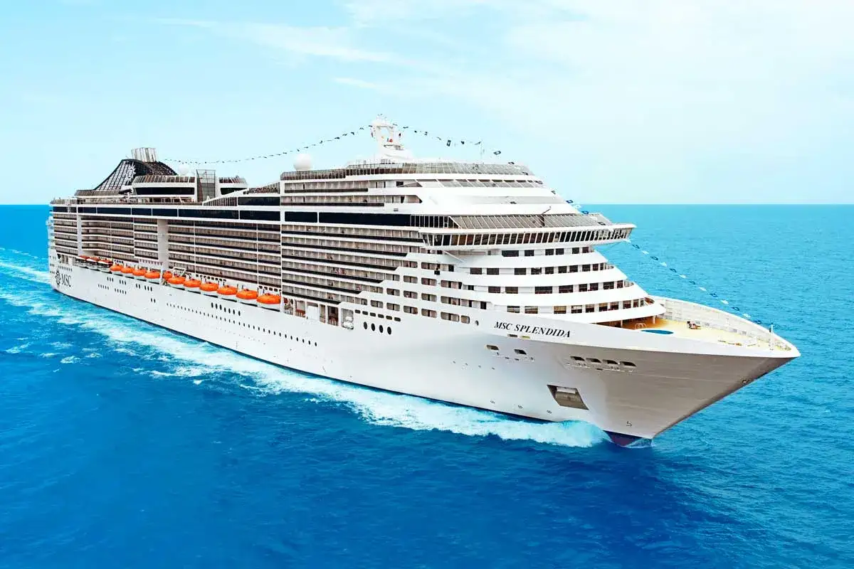 Ogromny statek MSC Splendida płynie po błękitnym morzu. Zastanawiasz się, ile kosztuje rejs wycieczkowcem po Morzu Śródziemnym?