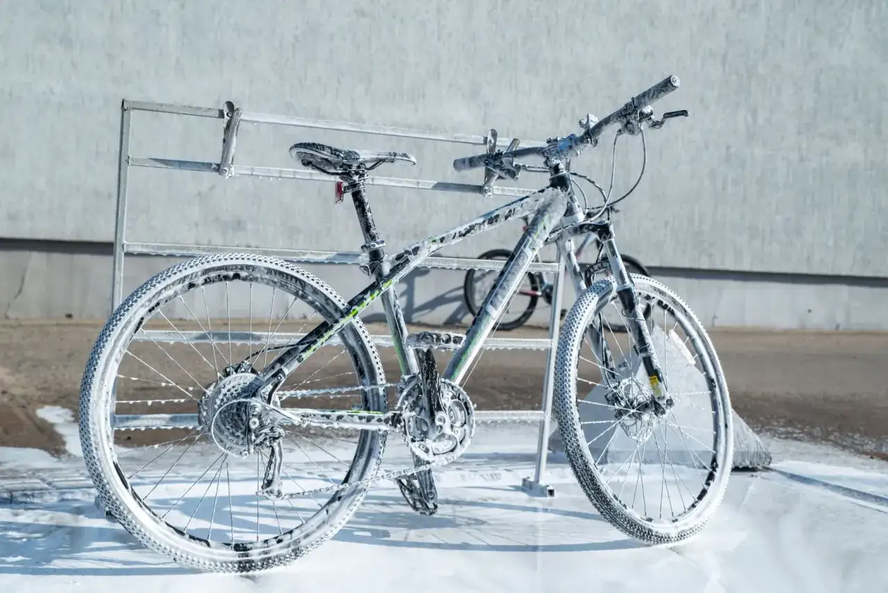 Mycie roweru na myjni bezdotykowej? Igor Makowski radzi, jak bezpiecznie!