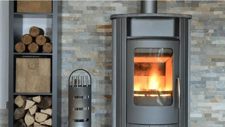 Koza czy kominek w salonie – co wybrać, aby uniknąć problemów?