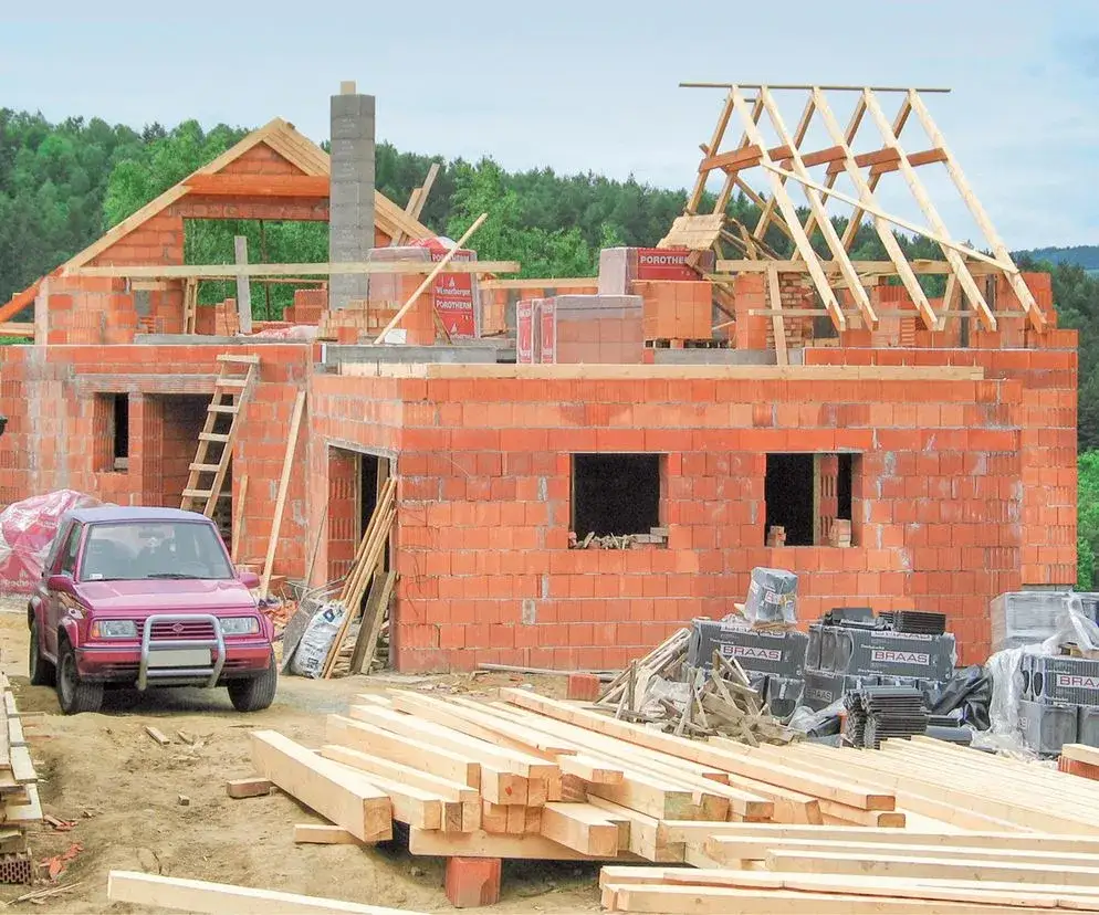 Ile kosztuje budowa komina systemowego? Sprawdź, co wpływa na cenę