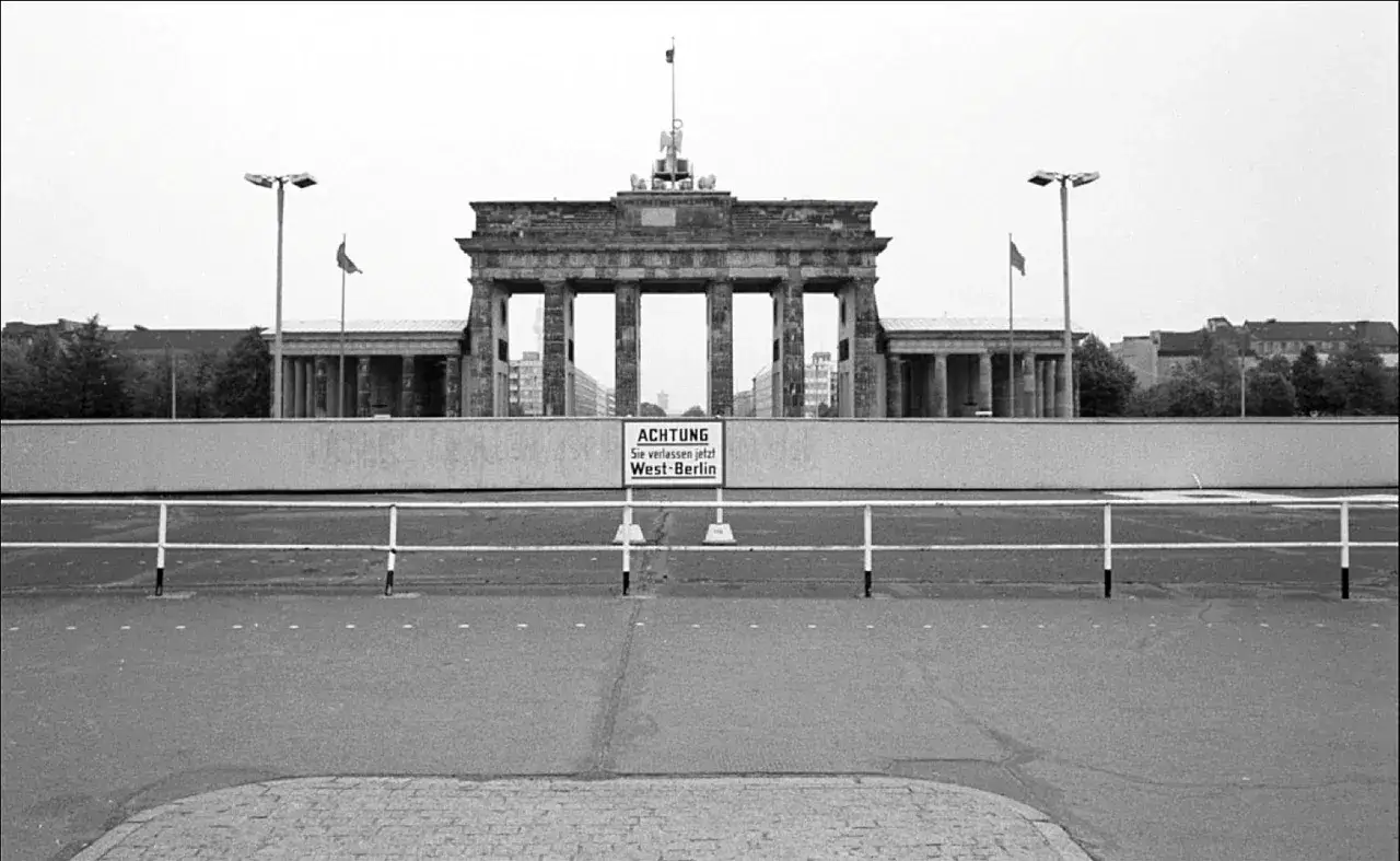 Kiedy powstał Mur Berliński? Kluczowe fakty i przyczyny